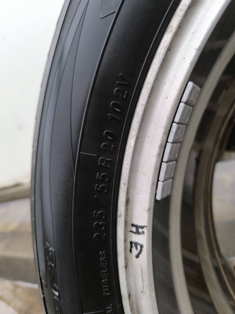 Nissan 20" gyári könnyűfém felni+Gumi