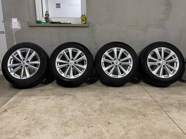 Nissan 5x114.3 17" alufelnik nyri gumikkal olcsn