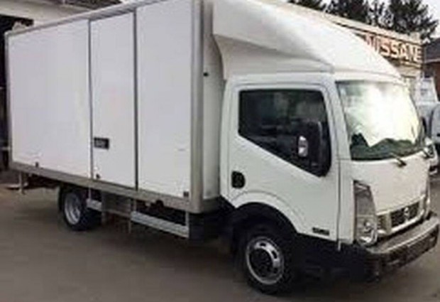 Nissan Cabstar 3,5T dobozos, emelőhátfalas teherautó eladó KFT-vel!