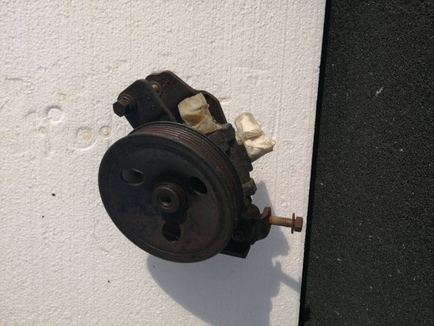 Nissan Cabstar szervszivatty szerv pumpa