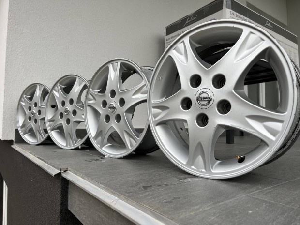 Nissan Gyári 15" alufelnik 5x114,3