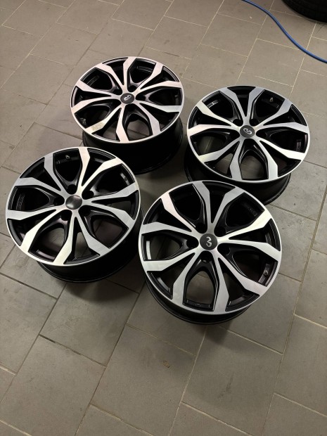 Nissan Infiniti 8,5x19 et40 5x114,3 alutec alufelni garnitura