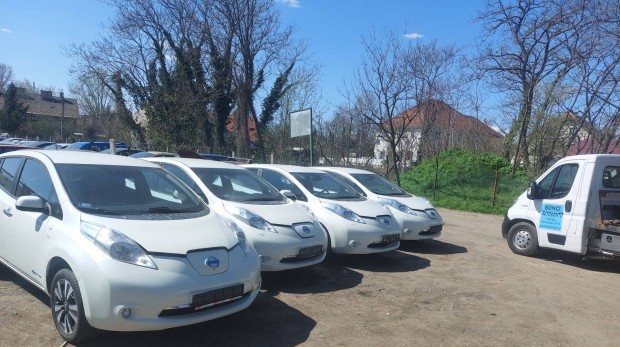 Nissan Leaf ZE0 karosszéria elemei fehér