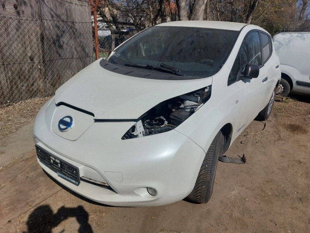 Nissan Leaf ZE1 karossz�ria elemei feher