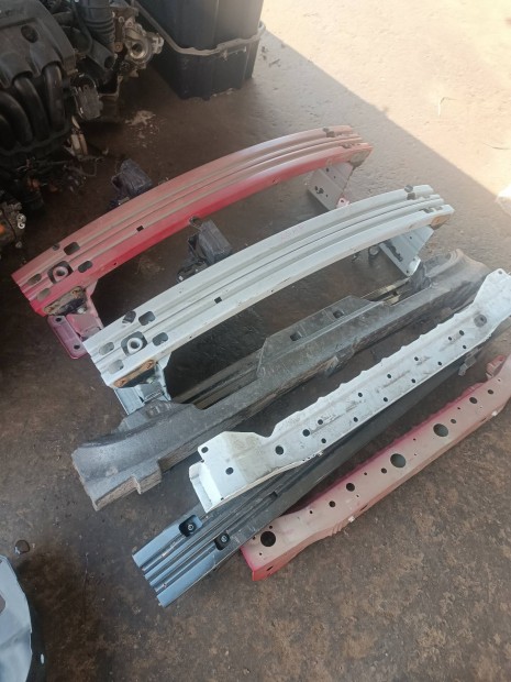 Nissan Leaf l�kh�r�t� merevit� elad�.