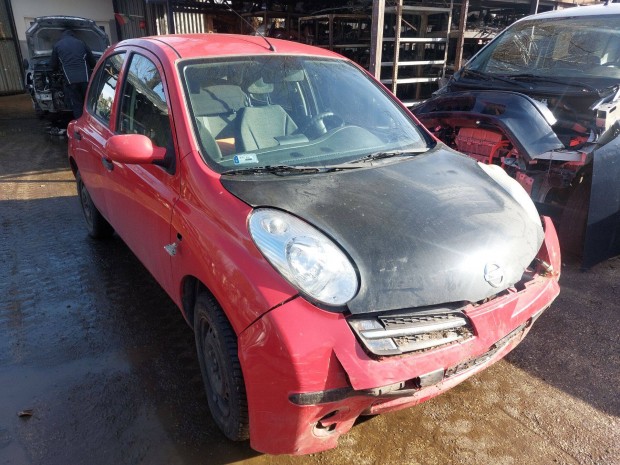 Nissan Micra K12 karossz�ria elemei piros