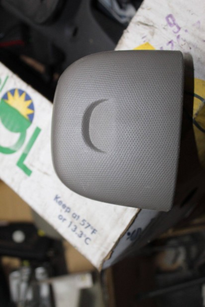 Nissan Micra V kormány melletti zseb
