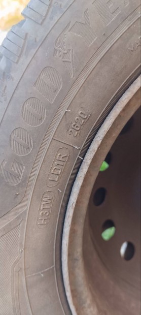 Nissan Micra lemezfelni gyári dísztárcsával