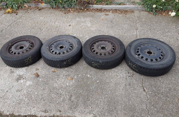 Nissan Micra ra n�gy�vszakos gumi felnivel 4 db