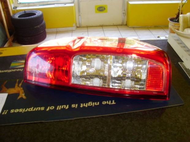 Nissan Navara D40 alkatrészek, új hátsó lámpa. Van bal és jobb