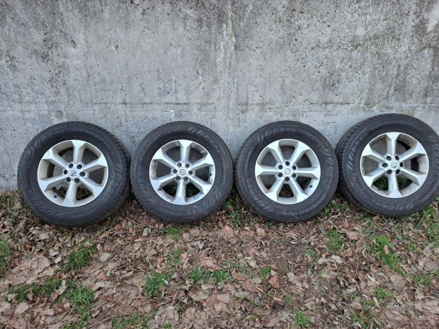 Nissan Navara Pathfinder gyri alufelni 17" Nokian nyri gumi