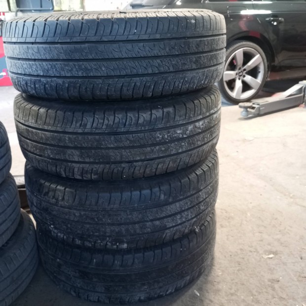 Nissan Primastar 16 gyári lemezfelni, újszerű nyarigumikkal