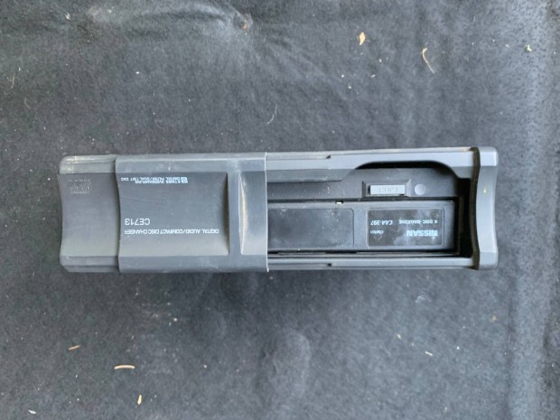 Nissan Primera P12 gári cd tár