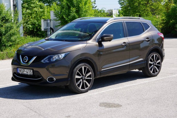 Nissan Qashqai 1.2 DIG-T Tekna (135ezer km!+Téli g.+Vonóh.+Napfény t.)