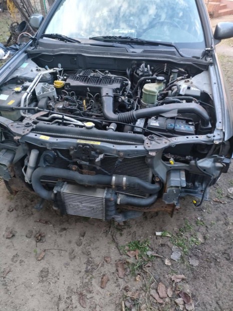 Nissan Renault 1.5 dci 60kw komplett motor karosszrival egyben