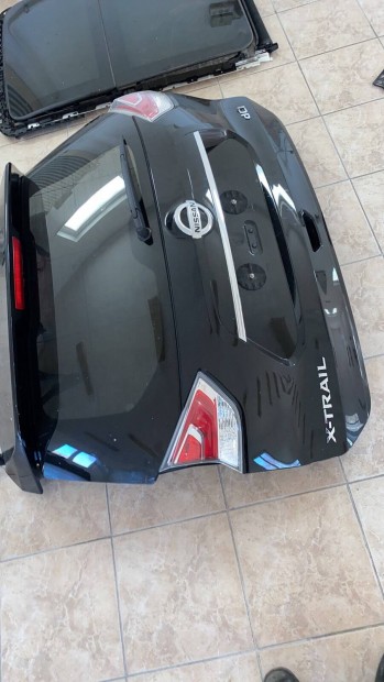 Nissan T32 csomagtr ajt