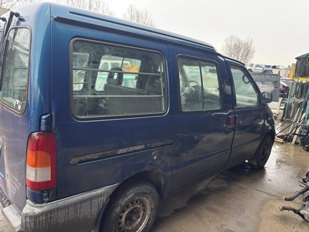 Nissan Vanette Cargo 2.3D alkatr�szei elad�