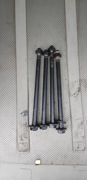 Nissan X-Trail T30 hats lengkar csavar