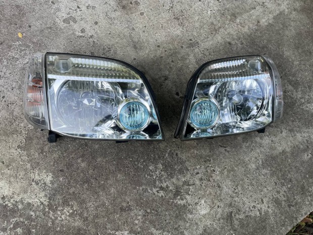 Nissan Xtrail t30 első fényszóró lámpa pár