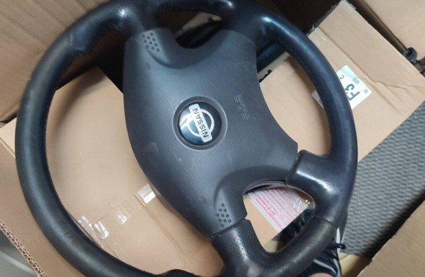 Nissan bőrkormány légzsákkal