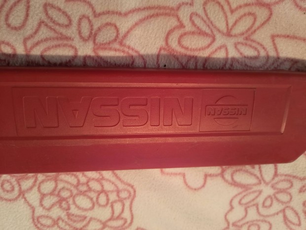 Nissan elakadásjelző háromszög