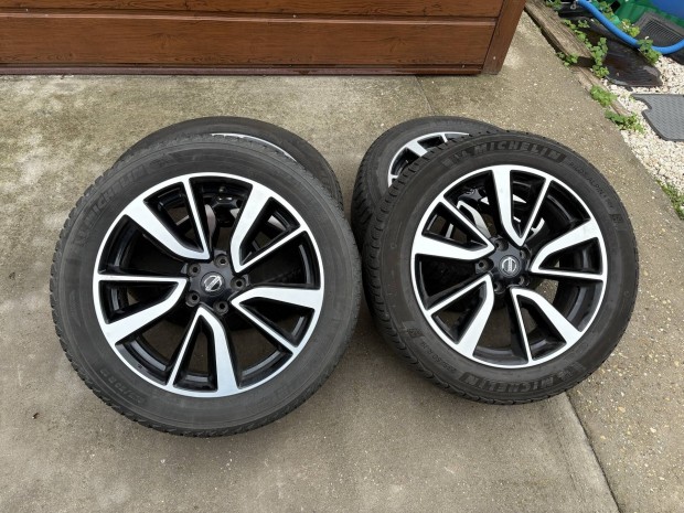 Nissan gyári alufelni szett, 5x114,3 17" téli gumikkal felni X-Trail