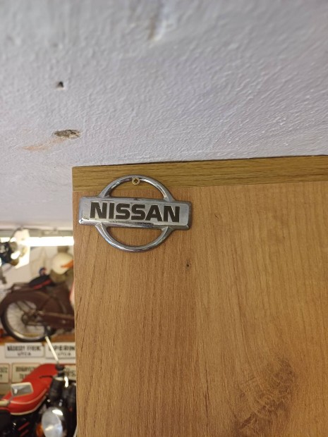 Nissan jel-felirat.