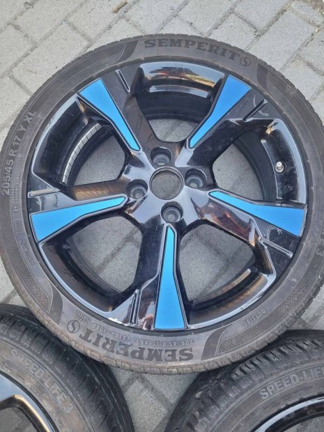 Nissan micra 17" 4x100 et 50 gyári alufelni 205/45 jó nyárigumival