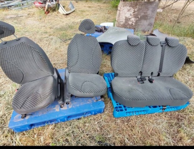 Nissan micra 5 ajtóshoz való ülés