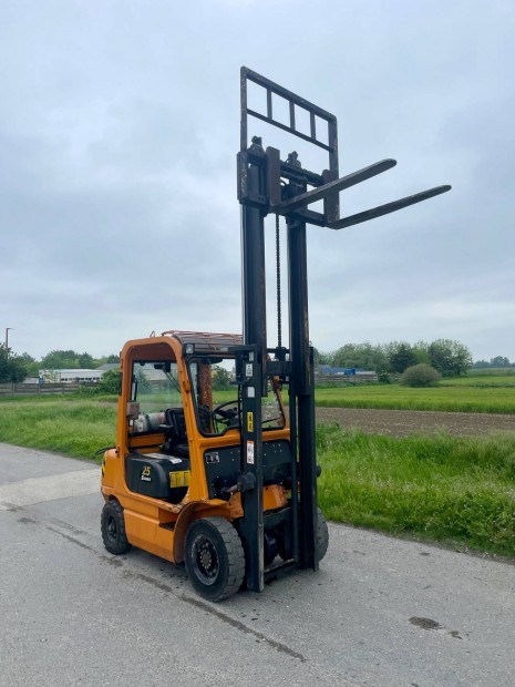 Nissan motoros 2.5 tonn�s targonca elad�! 1100 �zem�ra