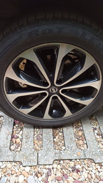 Nissan qashqai 18 colos alufelnigarnitúra újszerű nyári gumikkal