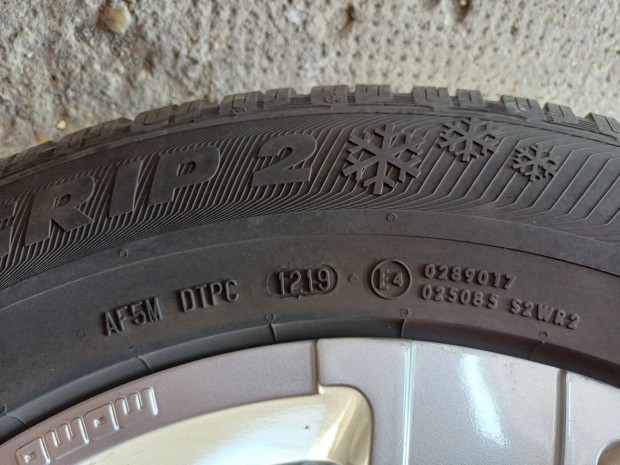 Nissanra 5x114,3 R16, 6 1/2Jx16H2, ET40 Momo alufelni tli gumival