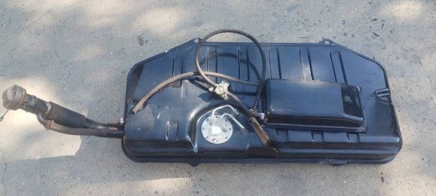 Niva Üzemanyag Tank Absorber tartállyal.