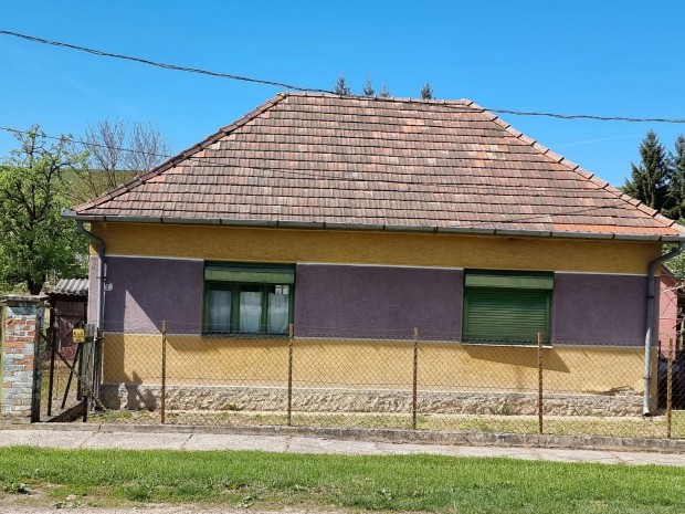 N�gr�dsipeken kis csal�di h�z elad�