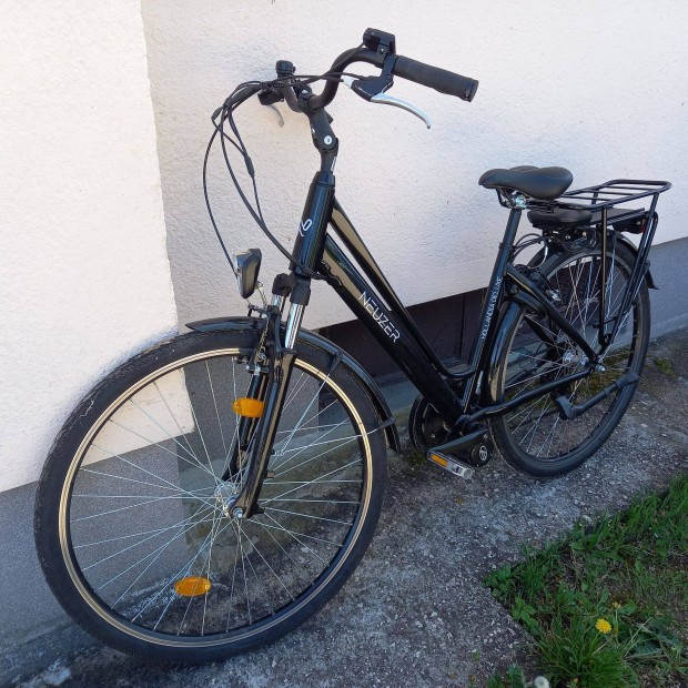 Nöi Neuzer 28-as kerékpár e-rásegitö motorral