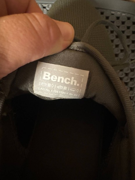 Ni bench talppal puhbb knyelmesebb