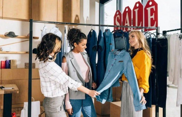 Női eladó ruházati boltban szükséges román nyelv