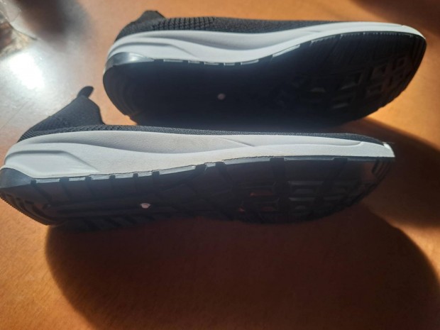 Nöi slip on cipő fekete