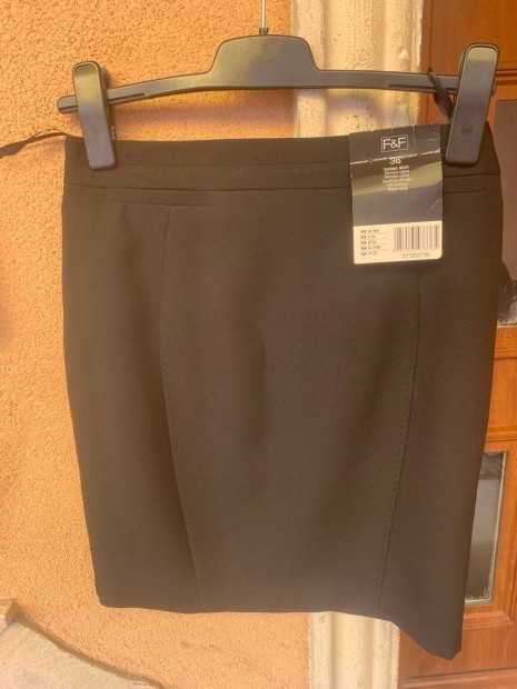 N�i szoknya c�mk�s 36 os m�retben