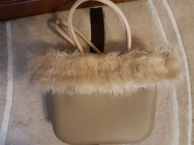 N�i �j t�ska 2 szeg�llyel elad�