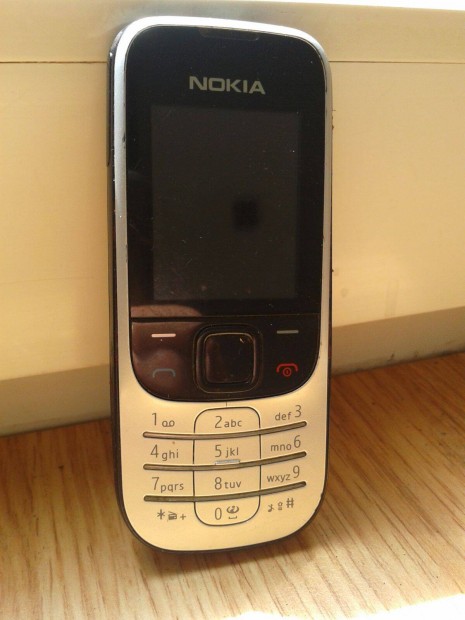 Nokia 2330 nyomogombos telefon töltővel + USB összekötő
