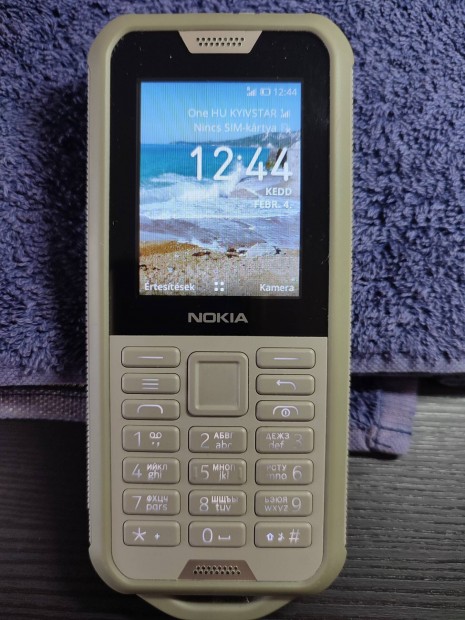 Nokia 800 Tough tsll mobiltelefon Desert Sand szinben.