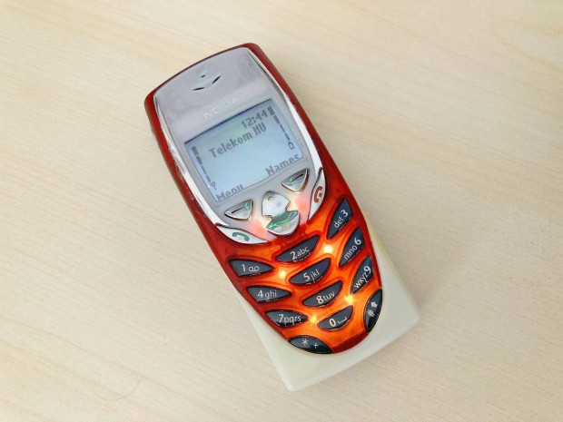 Nokia 8310 - Red - A zsebmret tel