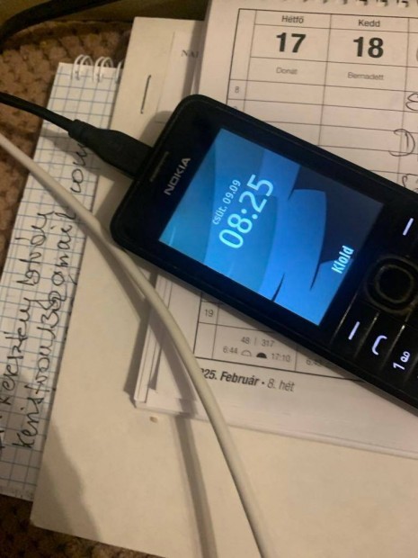 Nokia mobiltelefon nyomógombos nem okos telefon töltővel együtt