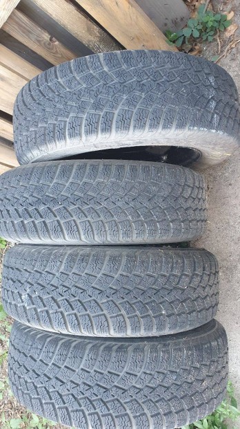 Nokian 195/65 R15 téli gumi szett acél felnivel