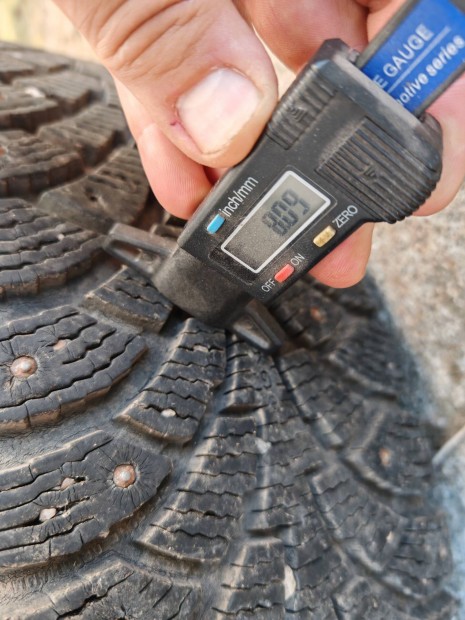 Nokian Hakkapeliitta-4 195/65 R15 sz�ges t�li gumi garnit�ra