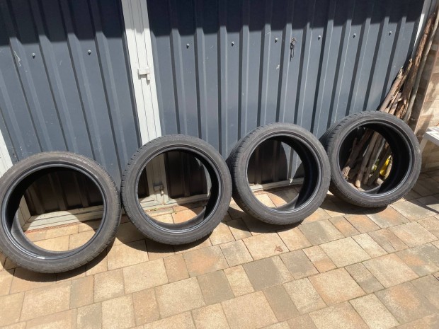 Nokian Zline 4 db 235/40 18-as gumi. Ingyen elvihető