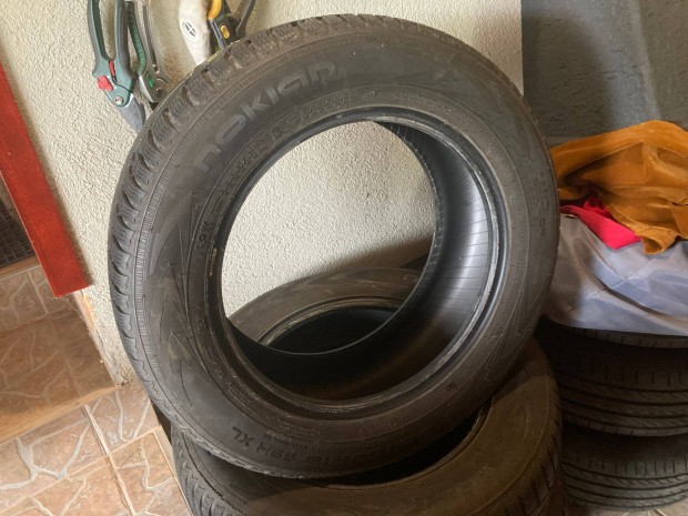 Nokian téli gumik 215/60 R16