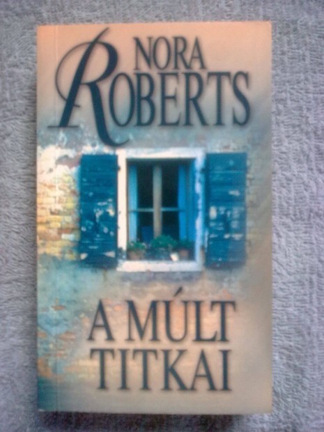 Nora Roberts - A mlt titkai / Romantikus knyv