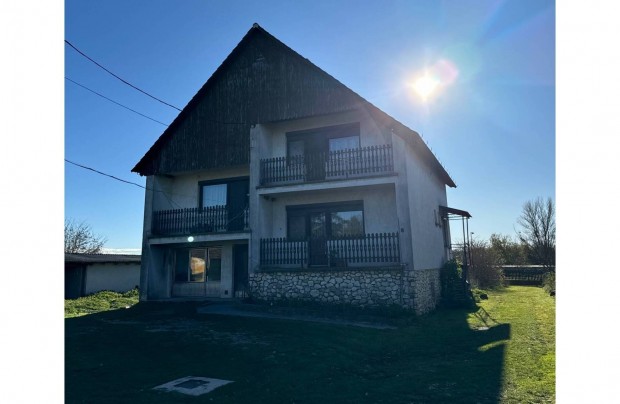 Noszlopon elad� csal�di h�z gazdas�gi �p�letekkel